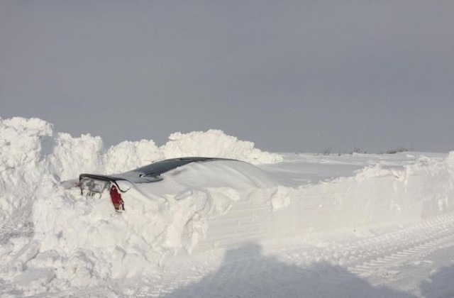 Затрупана кола се показа изпод снега към Макак (СНИМКИ)