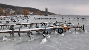 Лед скова Варненското езеро СНИМКИ