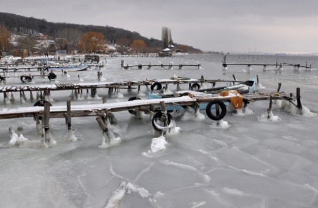 Лед скова Варненското езеро (СНИМКИ)