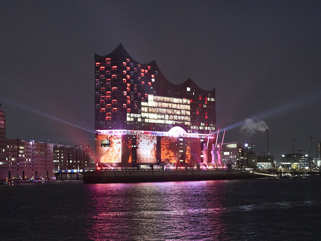 Светлини осветяват Филхармонията на Елба по време на церемония по откриването в Хамбург, Германия. Сред забележителностите в сградата е единственият дъговиден ескалатор в света. Залата с 2100 места е на върха, за да има по-добра акустика и е с разгъната застроена площ 4000 кв.м. . Уникалният комплекс, в който има хотел, апартаменти, ресторант и търговски център е проектиран от швейцарското архитектурно бюро "Херцог & дьо Мьорони" е строен 10 години. Цената му достигна близо 800 милиона евро. Зданието има формата на нос на кораб и се намира на входа на пристанищния немски град.