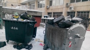 Сметоизвозването е забавено но до 17 часа днес контейнерите ще