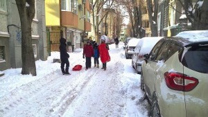 Паркирани коли пречат на почистването на малките улици