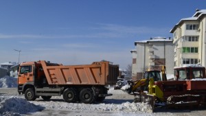 Снегорините във ВТърново чистят кварталните улици камарите със сняг ще