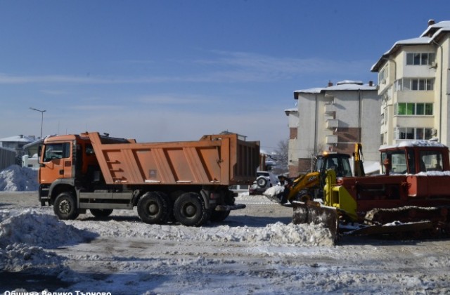 Снегорините във В.Търново чистят  кварталните улици, камарите със сняг ще бъдат транспортирани