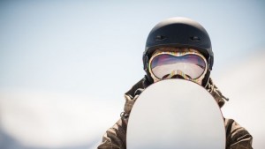 Ентусиаст подкара сноуборд по заснежена търновска улица ВИДЕО