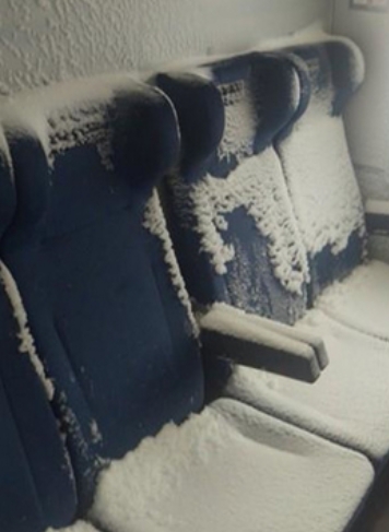 Студ и сняг във влаковете на БДЖ - десетки ядосани граждани заснеха и показаха какво се случва в купетата, а именно - "ледено кралство".