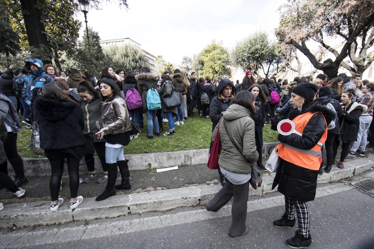 Учители и ученици са се събрали около сградата на училище в Рим след първия трус