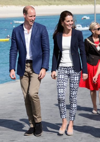 Кейт Мидълтън носи панталони за 23 долара по време на посещението си в графство Корнуолл, заедно със съпруга си през септември 2016 г.