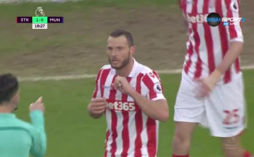 Мата матира собствения си вратар, Стоук поведе