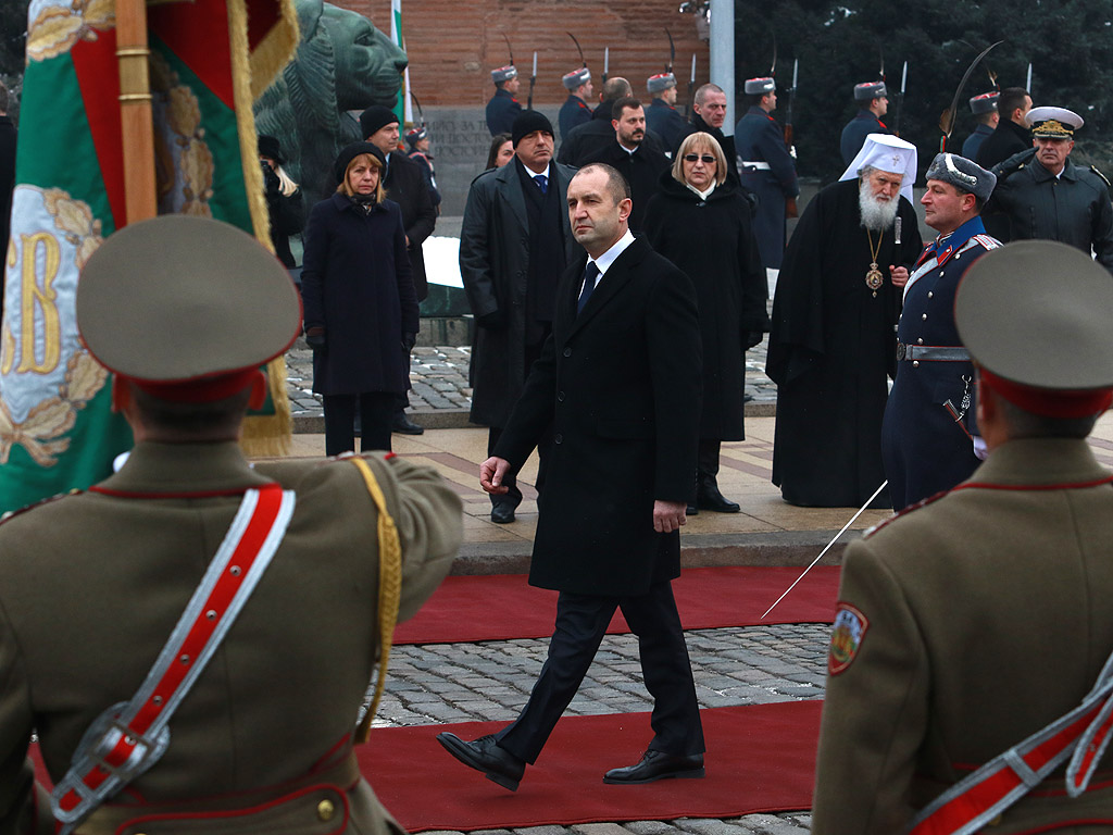 С официална церемония избраният за президент Румен Радев встъпи в длъжност днес. В 11 ч. на пл. „Св. Александър Невски” започна приемането на строя на гвардейците. След встъпването в длъжност на Румен Радев, което бе отбелязано с 21 салюта около 11:25 часа, последва прегръдка и ръкостискане с премиера в оставка Бойко Борисов.