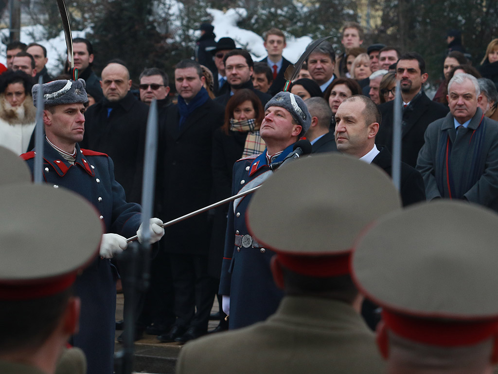 С официална церемония избраният за президент Румен Радев встъпи в длъжност днес. В 11 ч. на пл. „Св. Александър Невски” започна приемането на строя на гвардейците. След встъпването в длъжност на Румен Радев, което бе отбелязано с 21 салюта около 11:25 часа, последва прегръдка и ръкостискане с премиера в оставка Бойко Борисов.