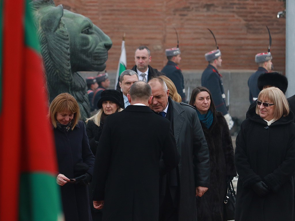 С официална церемония избраният за президент Румен Радев встъпи в длъжност днес. В 11 ч. на пл. „Св. Александър Невски” започна приемането на строя на гвардейците. След встъпването в длъжност на Румен Радев, което бе отбелязано с 21 салюта около 11:25 часа, последва прегръдка и ръкостискане с премиера в оставка Бойко Борисов.