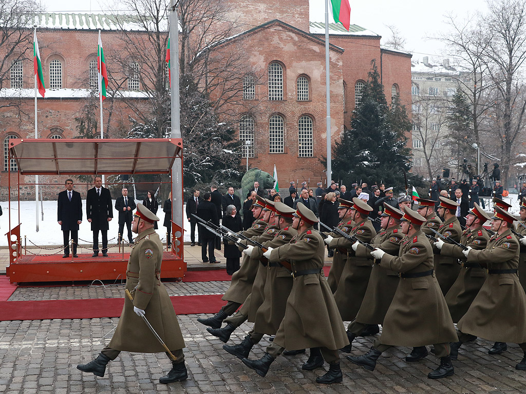 С официална церемония избраният за президент Румен Радев встъпи в длъжност днес. В 11 ч. на пл. „Св. Александър Невски” започна приемането на строя на гвардейците. След встъпването в длъжност на Румен Радев, което бе отбелязано с 21 салюта около 11:25 часа, последва прегръдка и ръкостискане с премиера в оставка Бойко Борисов.