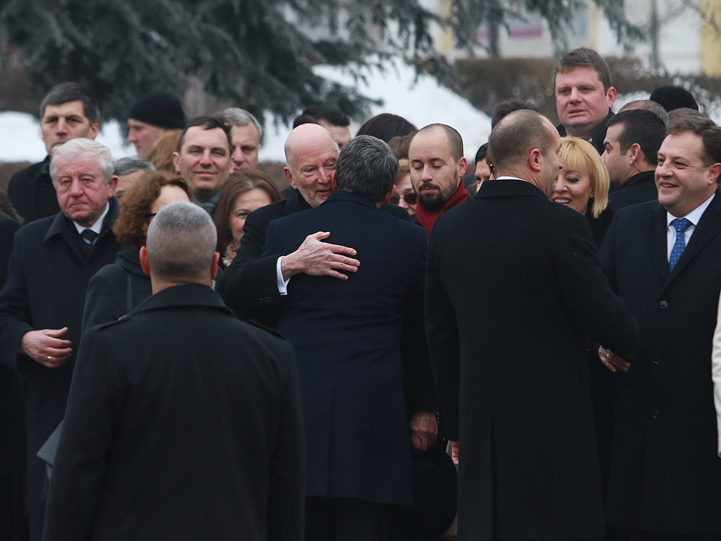 С официална церемония избраният за президент Румен Радев встъпи в длъжност днес. В 11 ч. на пл. „Св. Александър Невски” започна приемането на строя на гвардейците. След встъпването в длъжност на Румен Радев, което бе отбелязано с 21 салюта около 11:25 часа, последва прегръдка и ръкостискане с премиера в оставка Бойко Борисов.