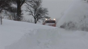 Автобус с пътници е блокиран в преспите на пътя край