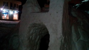 Огромно иглу в центъра на Казанлък построиха местни ескимоси