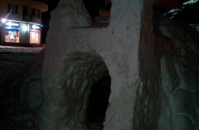 Огромно иглу в центъра на Казанлък  построиха местни ескимоси