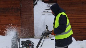 Чистят с моторен снегорин тротоарите в Хасково