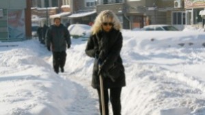 В Свиленград общинари с доброволен труд проправиха пътеки в снега