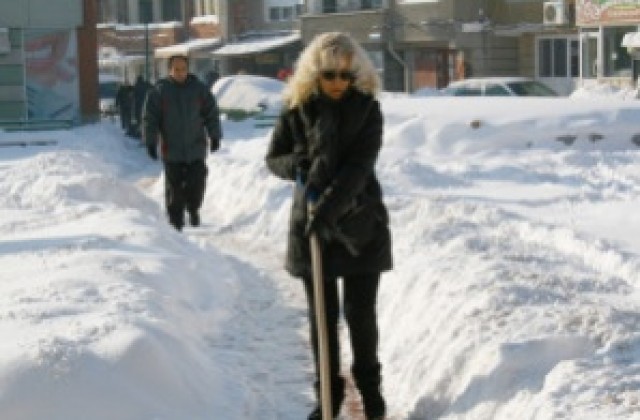 В Свиленград общинари с доброволен труд проправиха пътеки в снега