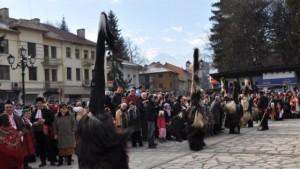 Разлог посреща хиляди кукери на карнавала Старчевата