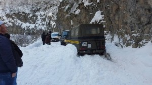 Преспи затварят пътя за Ягодина кмeтът разчиства трасето с лична
