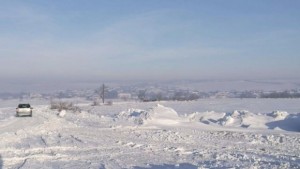 Пожарникари помагат на затънали в преспите хора возят водачите на
