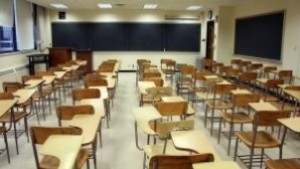 Заради ниски температури в класните стаи спират учебните занятия в