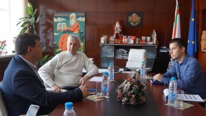 Фирма поиска съдействие за обезпечаване на придвижването на служителите си