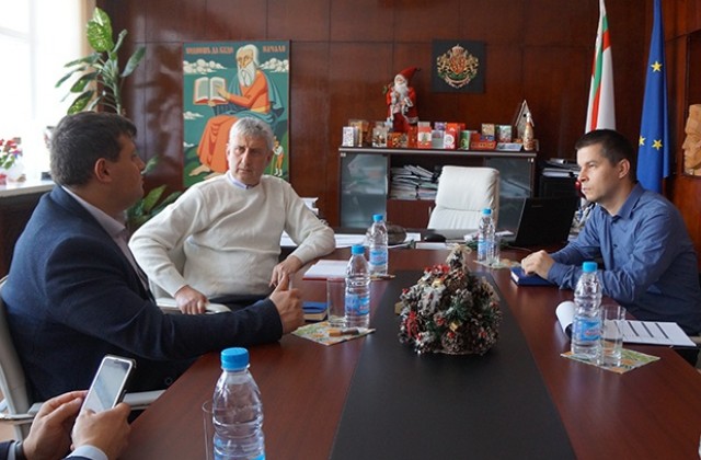 Фирма поиска съдействие за обезпечаване на придвижването на служителите си