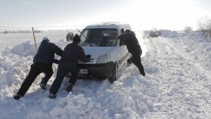Снежната виелица блокира 31 души по пътищата в Шуменско