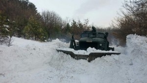 Военна техника разчиства преспи в района на Медвен