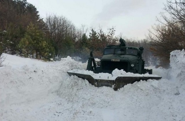 Военна техника разчиства преспи в района на Медвен