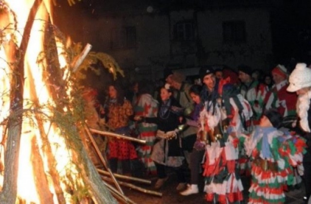 В Пернишко е Сурва! Маскирани групи ще играят и ще лумкат звънци край огъня