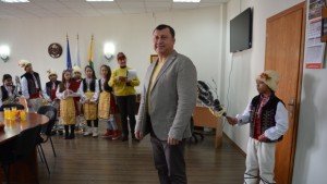 Деца сурвакаха за Банго Васил общинската администрация в Павликени