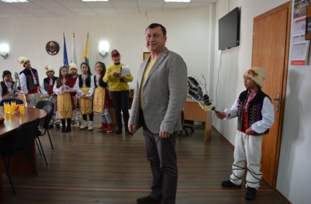 Деца сурвакаха за Банго Васил общинската администрация в Павликени