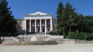 Указателни табели показват пътя до библиотеката в Лясковец