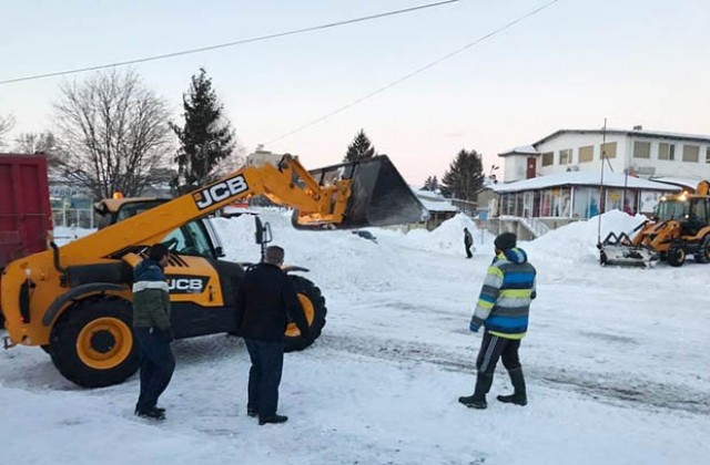 Депутат предостави безвъзмездно камиони и багери за почистването на снега в Исперих