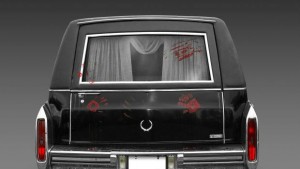 Туристи в Португалия опознават нощния живот пътувайки с катафалка