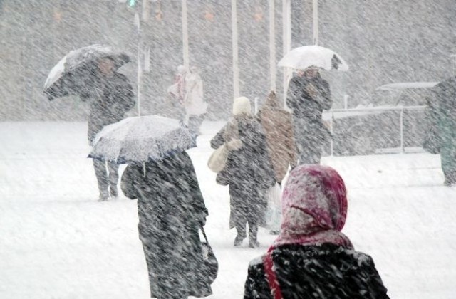 Жълт код за поледици и сняг в 12 области в България
