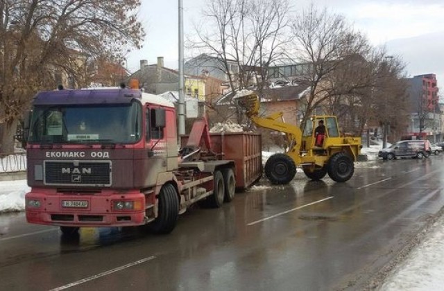 Извозват снега от бул. Симеон Велики
