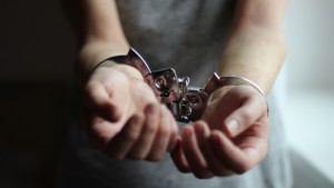 Задържаха агресивен мъж нападнал тъща си и ударил полицай
