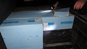 Откриха 300 000 къса контрабандни цигари в тайник на кола