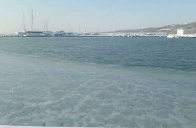 Лед скова Бургаския залив (СНИМКИ)