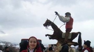 Коларовската дружина Бабугери грабна две награда на кукерския фестивал в
