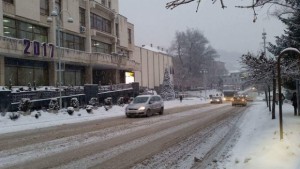 Улиците във Велико Търново са проходими при непрекъснат снеговалеж