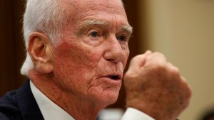 Почина Юджийн Сърнън последният човек стъпвал на Луната