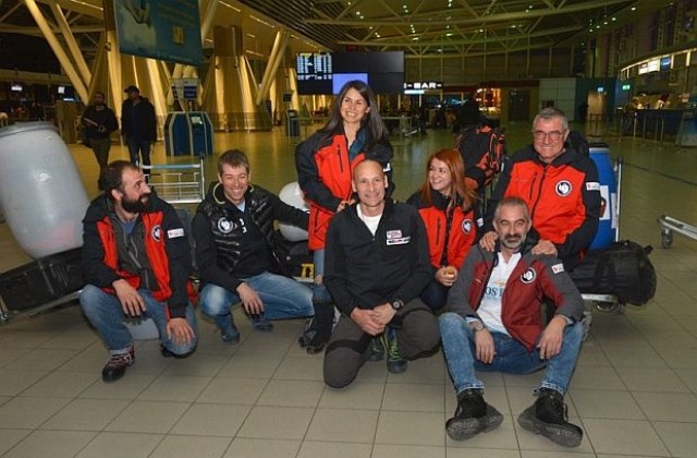 Успешна мисия за спасяване на български алпинисти в Антарктида