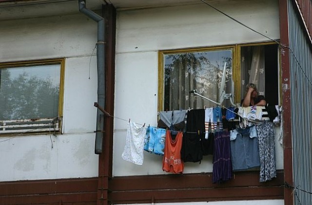 Роми под строй припознават децата си в бургаски квартал, иначе им спират детските