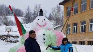Гигантски снежен човек направиха в Забърдо